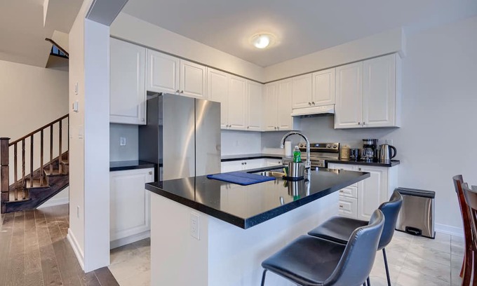 Cambridge House | A king and 3 Queen beds in 4 bedrooms, good sleep for 8