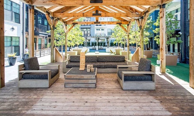 Downtown Nashville Apartment | COZY COUNTRY CHARM: Parking, Gym, Pool, Sky Lounge. Super close to Broadway!