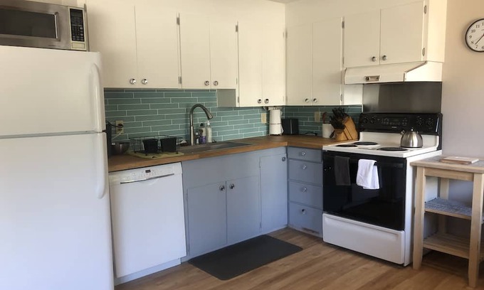 North Admiral Apartment | West Seattle 2 bdrm close to the beach & dining!