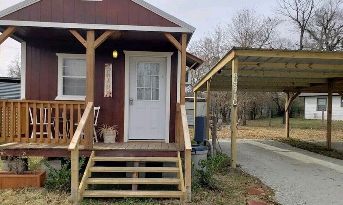 Lufkin Cabin | Rustic Corner Cabin