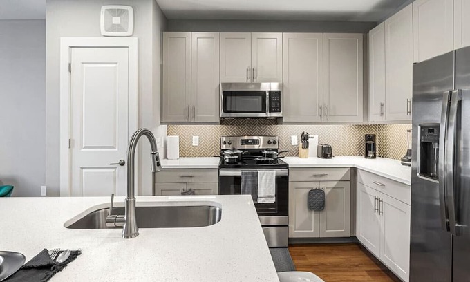 Fort Worth Apartment | Luxe Haven 1 BR | 15 Mins to Downtown | Pool | Gym