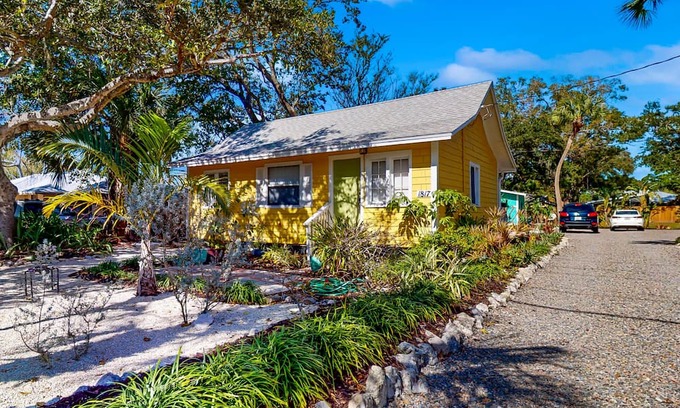 Gillespie Park Cottage | Charming dog-friendly cottage with patio & home office - near golf & the beach