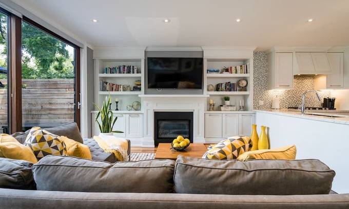 Yonge and Lawrence House | **Stunning home in midtown Toronto. Spacious home suitable for large parties**