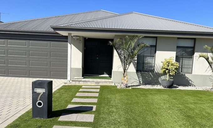 Ellenbrook House | House at the back of the Vines Golf Club in Swan Valley region.