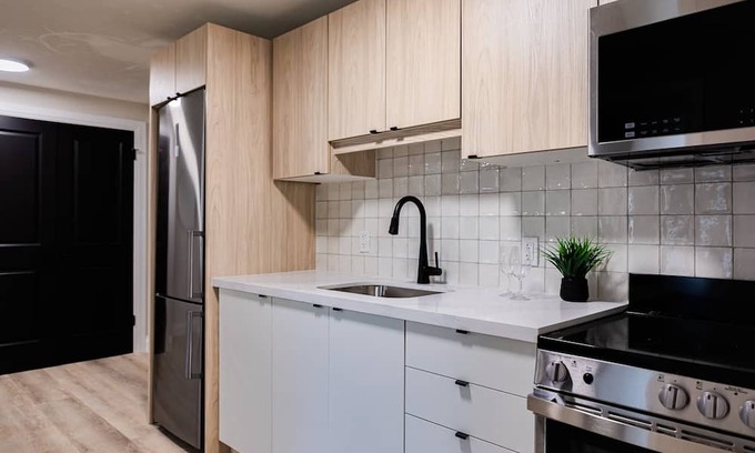 Kitchener Apartment | Trendy 1 queen bed studio Prime Downtown location!