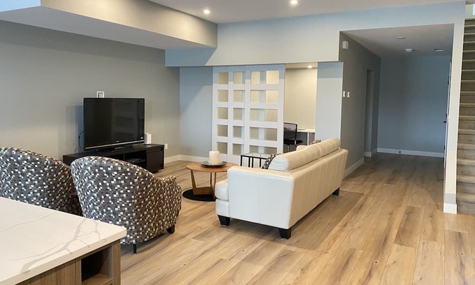 Vernon House | Middleton Mtn 1600 sq. ft on Park with hot tub