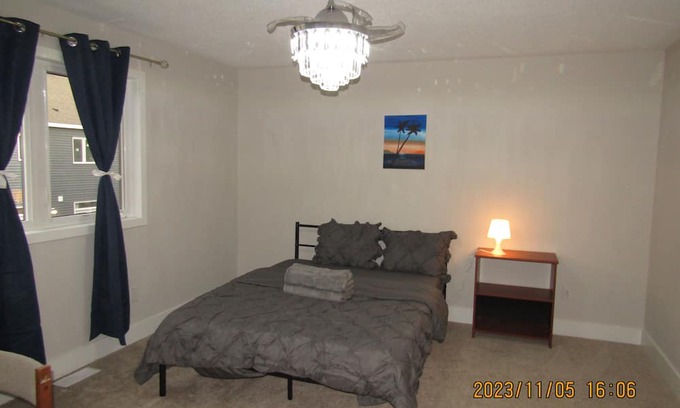 Ottawa Division House | New Modern & Classy 4BD/3.5 Bath Townhome|SelfCheck-In+Parking & Kitchen-Kanata