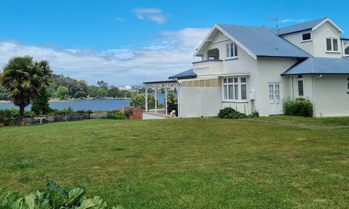 Frankton House | Hosts on the Coast - Stunning Hamilton Lake Views