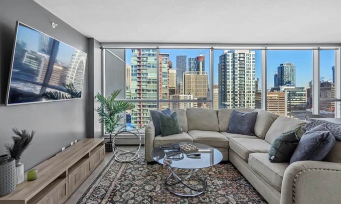 Beltline Apartment | King Bed , VIP 2 Bedroom, Walk to Saddledome , UG Stall , AC, Mins to Saddledome