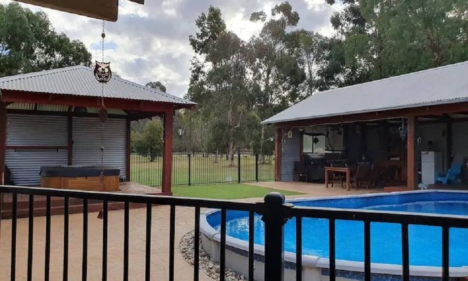 Cobram East House | Colonial cottage in Cobram