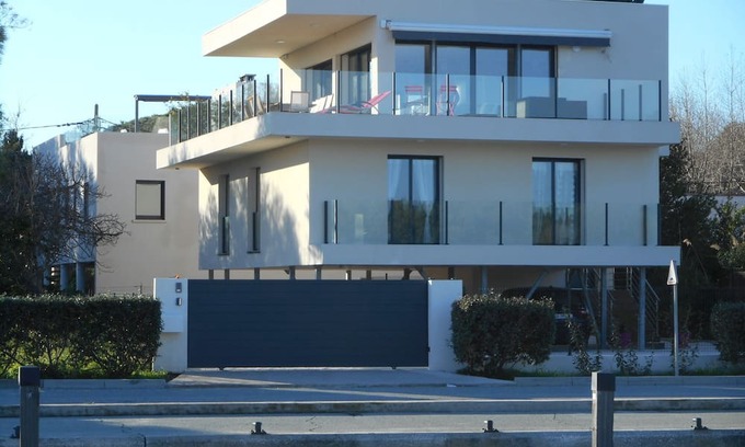 Miramar House | Holiday Home 'Villa La Londe Les Maures' with Private Pool, Wi-Fi and Air Conditioning