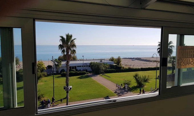 Porto Sant'Elpidio House | Holiday Home 'Porto Sant' Elpidio 1' with Sea View, Private Terrace and Air Conditioning