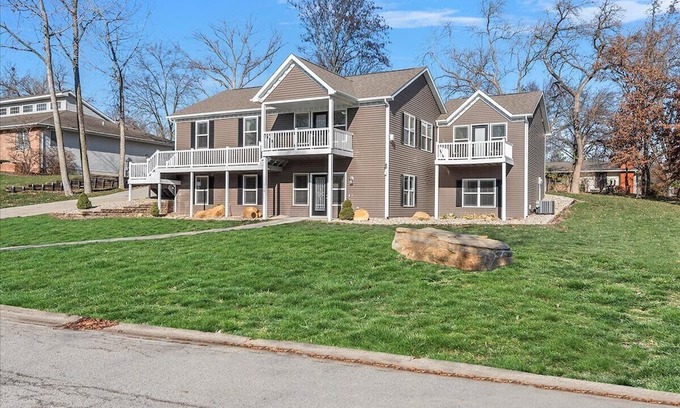 Chatham House | Modern and Spacious 5BR 3BA w/walking trail and lake view! Chatham/Springfield