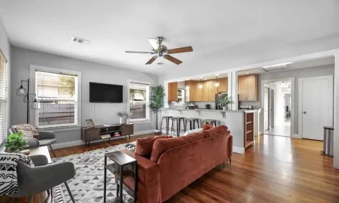 Old Enfield House | ROOMY RANCH: Local to SXSW, Austin City Limits & ATX Open