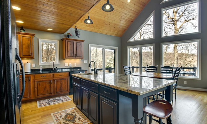 Pedlars Edge Cottage | Wintergreen Resort Home: Close to Slopes & Trails