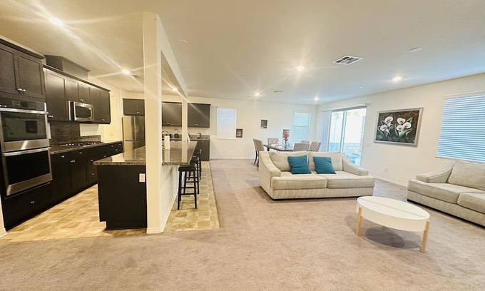 Jurupa Valley House | Jurupa Valley 5 bedrooms cheerful house with Mountain View