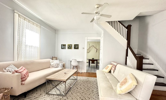 Queens House | Charming two bedroom monthly rental in the heart of Rockaway Beach!