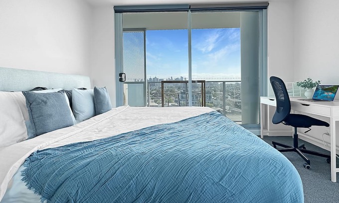 Richmond North Apartment | Modern Apartment with 180° Balcony Views Overlook Melbourne City W/Free Parking