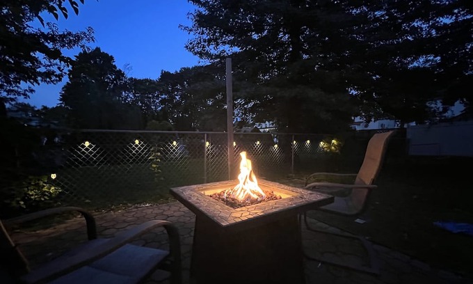 Ampere House | Luxurious king bed, three story house, fire pit, NYC train and shopping center