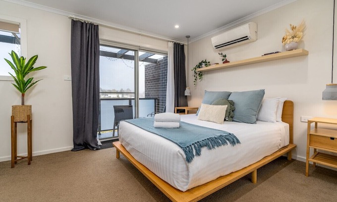 Coombs House | Coom1 · Home w/ Water Views - 10mins to the City/Woden