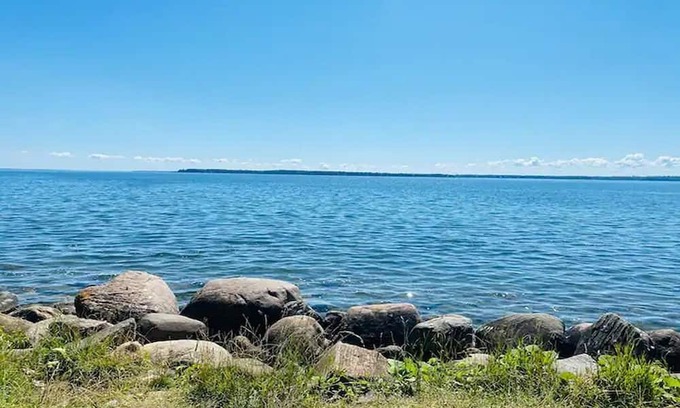Innisfil Apartment | Luxury 2-Bed Suit with Free Parking, Separate Entrance & Fire Pit in Innisfil
