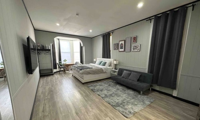 Graduate Hospital Apartment | Charming Oasis in the Heart of the City - Your Home Away from Home!