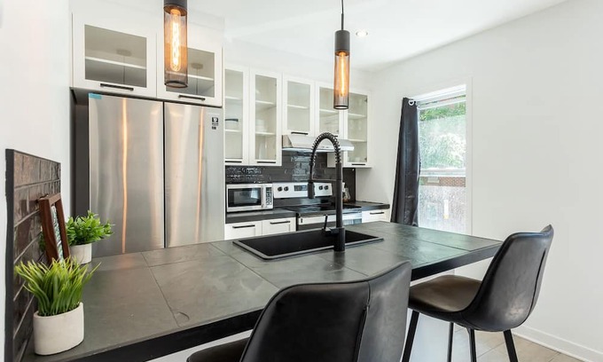 Saint Henri Condo | Charming 2-Bed Apt Near Atwater Market and Dtown With Parking and Metro