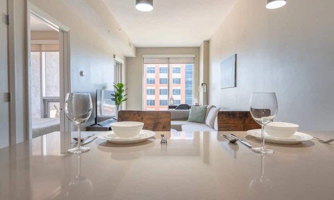 Victoria Park Condo | 5min->Saddledome:Free Parking:Balcony:Smart TV