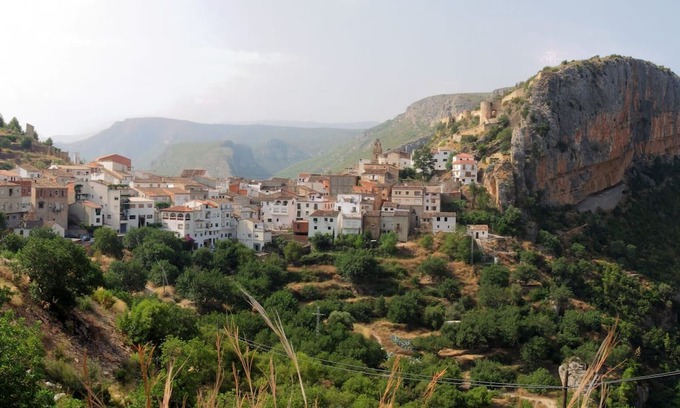 Chulilla Apartment | La Potería apartment in Las Cuevas Cottage House