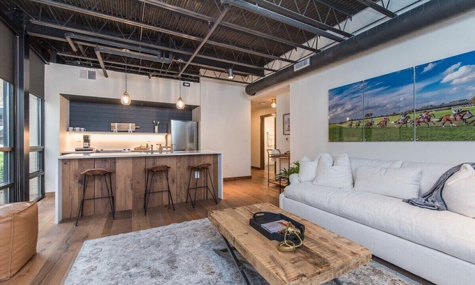 Downtown Apartment | This serviced apartment is a 2 bedroom(s), 2 bathrooms, located in Lexington, KY.