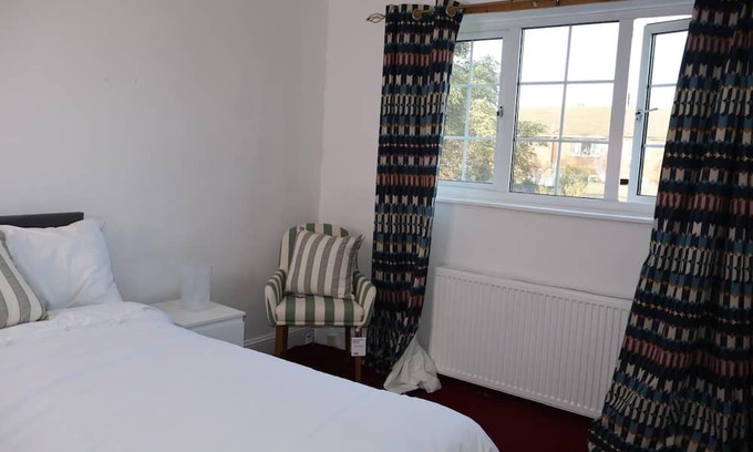 Vange House | Homely 3-bedroom House close to shops and also close to the town center
