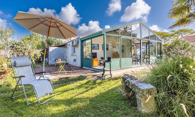 Challans House | Holiday Home 'Du Peintre' with Private Terrace, Wi-Fi and Air Conditioning