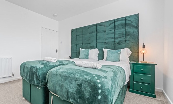 Cribbs Causeway Apartment | Esmerelda | Sleeps 8 | Contractors | Free Parking