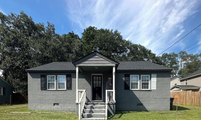 Raeford House | Casa Minimal Cottage Pet Friendly w/Fenced Yard