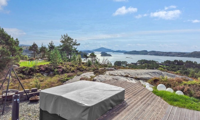 Fitjar House | Beautiful home in Fitjar with house sea view