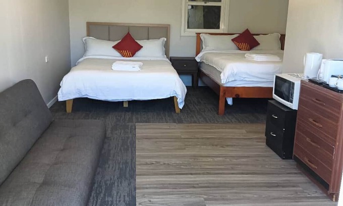 Kawaha Point Ski Chalet | 2 double and 1 sofa beds garden chalet, 7C Salisbury Road, Rotorua