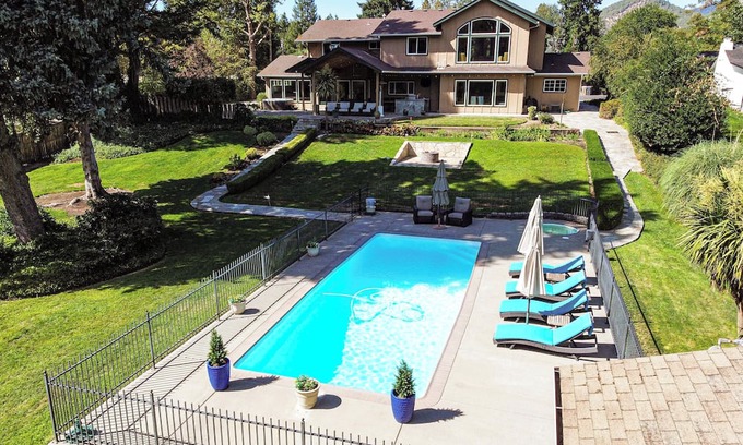 Grants Pass House | Lovely Riverfront Grants Pass Home: Pool & Hot Tub