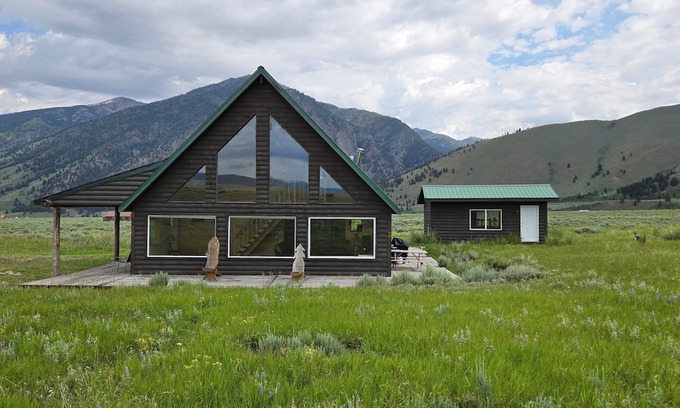 Cameron Cabin | Enchanting 3-bedroom cabin in Cameron Near Yellowstone National Park.