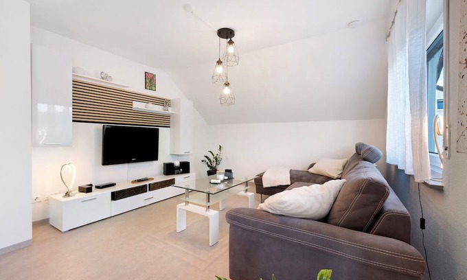Moessingen Apartment | Holiday Apartment Rosengarten with Balcony and Wi-Fi