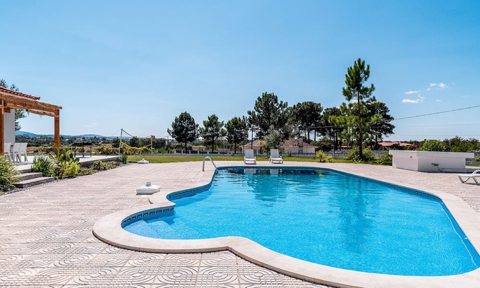 Palhais House | Holiday Home 'Palmela Sunset Villa' with Mountain View, Private Pool and Wi-Fi