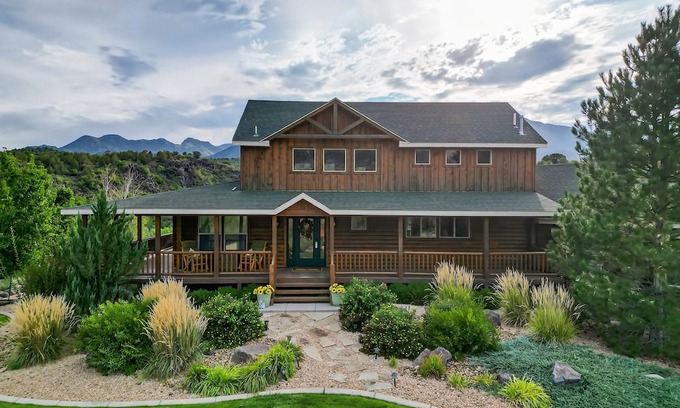 New Harmony House | Beautiful log home w/wrap around porch, hot tub & fire pit