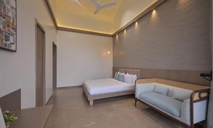 Rao Colony Villa | Luxury 6BHK Pure Veg Canary Farm Villa With Turf