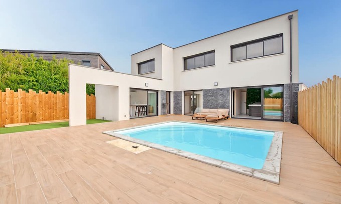 Plouguerneau Ski Chalet | Villa for 9 - Heated Pool - Jacuzzi - petanque