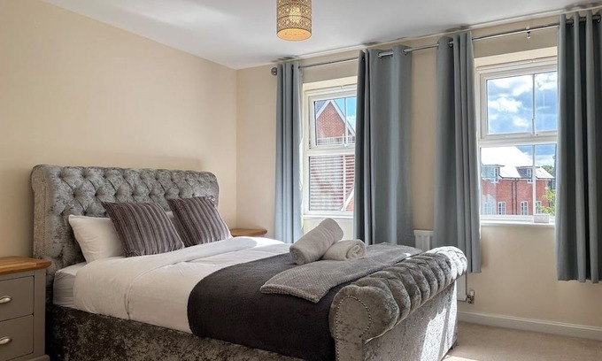 Broadbridge Heath House | 4BR Home Gym 2BA Free Parking En-suite Near LGW Airport