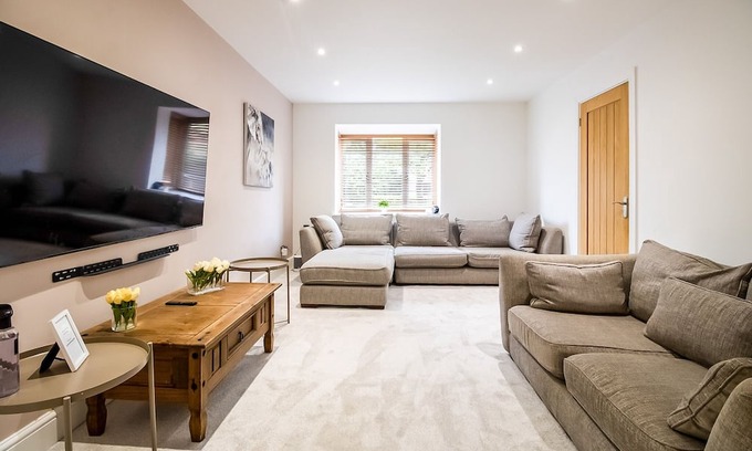Walton House | Beautiful & Cosy Home | Driveway | Close to M1