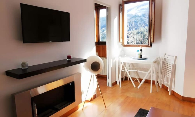 La Molina Apartment | Apartment 'Sol I Vent La Molina' with Mountain View and Wi-Fi