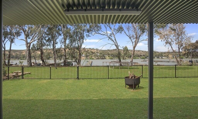Pellaring Flat House | 🌊 Absolute Waterfront Bliss – Pet Friendly Family Shack to Ski, Fish & Relax