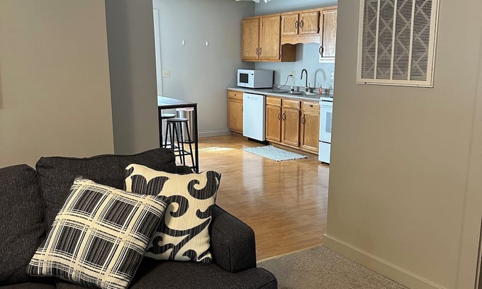 Wabash Apartment | Charming 2-bedroom apartment with AC, fitness room/office in peaceful Wabash