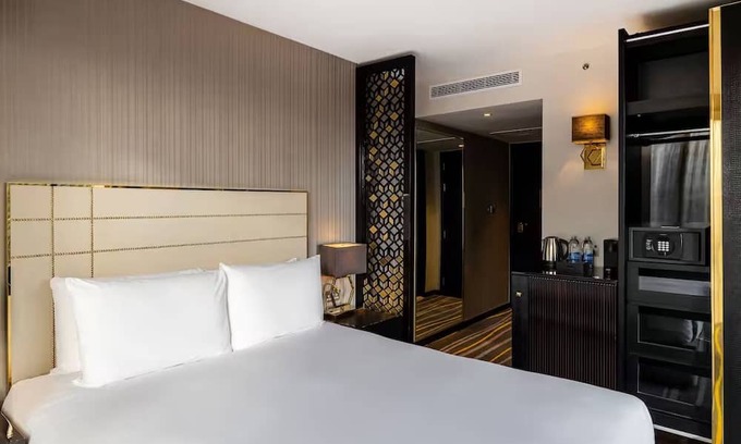 Portsoken Hotel | Deluxe Botolph Corner King at Hotel Saint—Near Somerset House and Tower Bridge