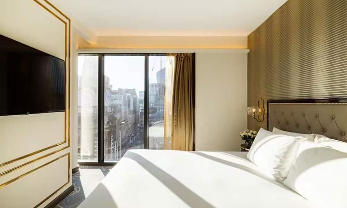 Portsoken Hotel | Junior Suite in East London – Walk-In Shower, City Views